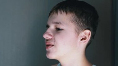 Gülümseyen Gençlerin Aşağı Bakışları 'nın yüz profilinin yakın çekimi. Yan Görünüm