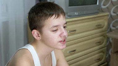 Gülümseyen Gençlerin Odadan Aşağı Bakışlarının Yüz Profili