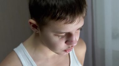 Suçlu, Konuşan Bir Çocuğun Portresi, Aşağıdaki Gözlerle Yere Bakıyor.