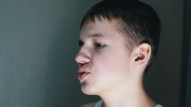 Gülümseyen Gençlerin Aşağı Bakışları 'nın yüz profilinin yakın çekimi. Yan Görünüm