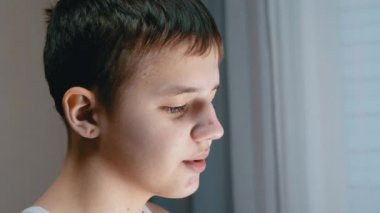 Gülümseyen Gençlerin Aşağı Bakışları 'nın yüz profilinin yakın çekimi. Yan Görünüm