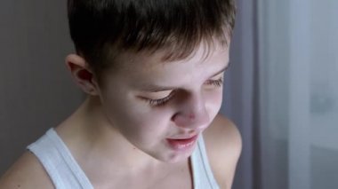 Suçlu, Üzgün Yüzlü Gülümseyen Genç 'in Yüzü. Yan Vew. Büyüt