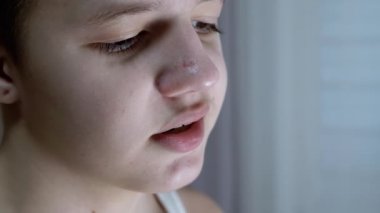 Gülümseyen Gençlerin Aşağı Bakışları 'nın yüz profilinin yakın çekimi. Yan Görünüm