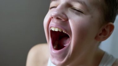Esneyen Uykucu Yorgun Çocuk 'un Kapalı Ağzıyla Yakın Çekim Yüzü. 4K