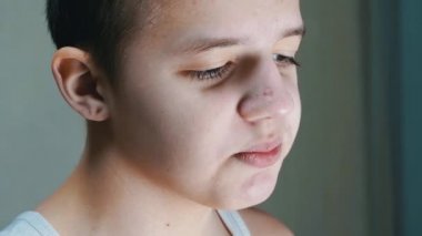 Gülümseyen bir gencin yüz profilinin yakından çekilmiş hali. Yan Görünüm