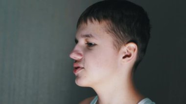 Gülümseyen Gençlerin Aşağı Bakışları 'nın yüz profilinin yakın çekimi. Yan Görünüm