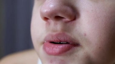 Hareketli Ağzı olan Çocuk Surat 'ı yakın plan çek Lips. Yakınlaştır. Yavaş çekim.