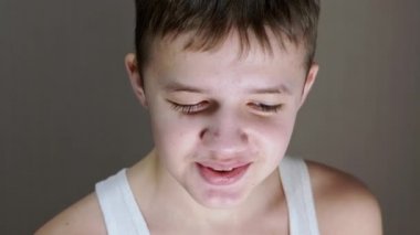 Gülümseyen Gençlerin Aşağı Bakışları 'nın yüz profilinin yakın çekimi. Ön Görünüm