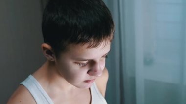 Suçlu, Konuşan Bir Çocuğun Portresi, Aşağıdaki Gözlerle Yere Bakıyor.