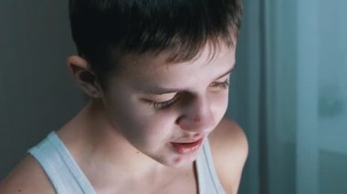 Suçlu, Üzgün Yüzlü Gülümseyen Genç 'in Yüzü. Yan Vew. Büyüt