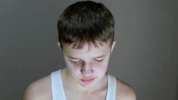 Портрет виноватого, говорящего ребенка, глядящего вниз на пол опущенными глазами. — стоковое видео