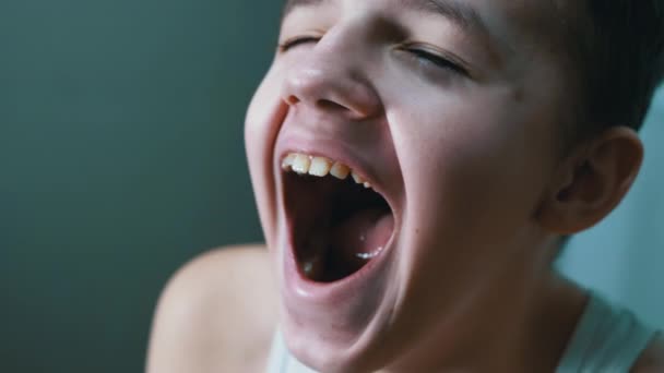Zbliżenie Twarz Ziewającego Zmęczonego Dziecka z szeroko otwartymi ustami. 4K — Wideo stockowe