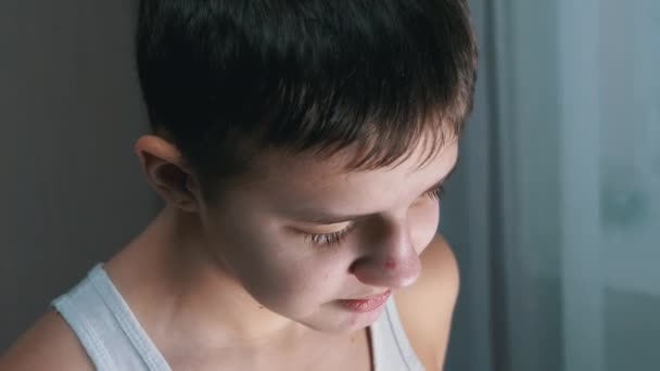 Портрет виноватого, говорящего ребенка, глядящего вниз на пол опущенными глазами. — стоковое видео