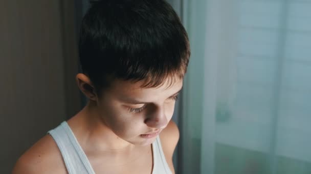 Porträtt av ett skuldbelagt, talande barn, tittar ner på golv med nedsänkta ögon. — Stockvideo