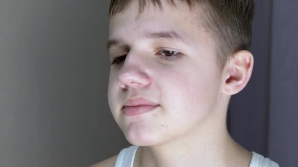 Close-up Face of an Embarrassed Shy Teenager with Downcast, Blinking Eyes. Zoom — Vídeo de Stock