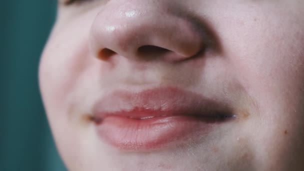 Szoros ajkak, egy gyermek szája, gyönyörű széles mosollyal az arcán. Mosolyogj! — Stock videók