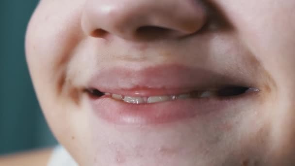 Close-up de lábios e boca de uma criança com um sorriso largo bonito com dentes — Vídeo de Stock