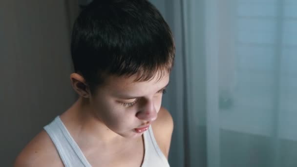 Portret van een schuldig, pratend kind, neerkijkend op de vloer met neergeslagen ogen. — Stockvideo