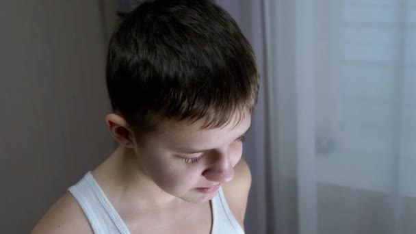 Portré egy bűnös, beszélő gyermekről, aki lesütött szemmel néz le a padlóra. — Stock videók