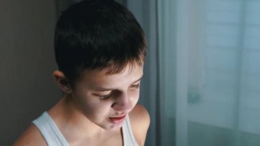 Suçlu, Üzgün Yüzlü Gülümseyen Genç 'in Yüzü. Yan Vew. 4K