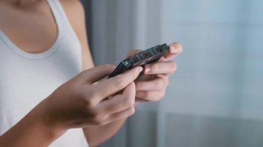 Çocuk Ellerinde Eski Siyah Vintage Ses Kaseti Tutuyor ve Kasedi Geri sarıyor