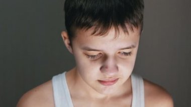 Gülümseyen Suçlu Bir Çocuğun Utangaç Bakışlı Yüzü. Yakınlaştır. Kapat.