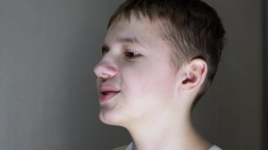 Gülümseyen Gençlerin Aşağı Bakışları 'nın yüz profilinin yakın çekimi. Yan Görünüm