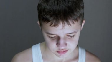 Suçlu, Konuşan Bir Çocuğun Portresi, Aşağıdaki Gözlerle Yere Bakıyor.