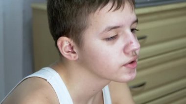 Gülümseyen Gençlerin Odadan Aşağı Bakışlarının Yüz Profili