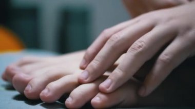 Çocuk Eller Masaj Parmağı Derisi ve Küçük Parmaklar. Yakın plan. Kendi kendine masaj.