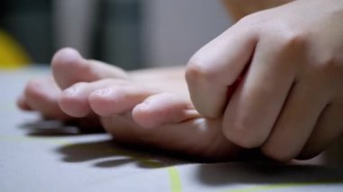 Çocuk Eller Masaj Parmağı Derisi ve Küçük Parmaklar. Yakın plan. Kendi kendine masaj.