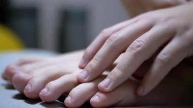 Çocuk Eller Masaj Parmağı Derisi ve Küçük Parmaklar. Yakın plan. Kendi kendine masaj.