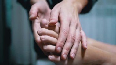 Masör Eller Masaj Odasında Bir Çocuğun Bacaklarına Masaj Yap. Kapatın. 4K