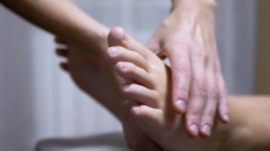 Masör Eller Masaj Odasında Bir Çocuğun Bacaklarına Masaj Yap. Kapatın. Büyüt