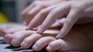 Çocuk Eller Masaj Parmağı Derisi ve Küçük Parmaklar. Yakın plan. Kendi kendine masaj.