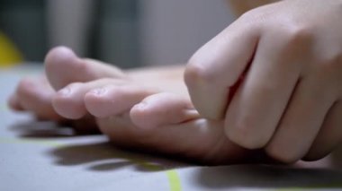 Çocuk Eller Masaj Parmağı Derisi ve Küçük Parmaklar. Yakın plan. Kendi kendine masaj.