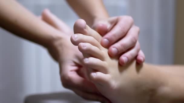 Massaggiatore mani Massaggiare le gambe di un bambino in una sala massaggi. Chiudete. Zoom — Video Stock