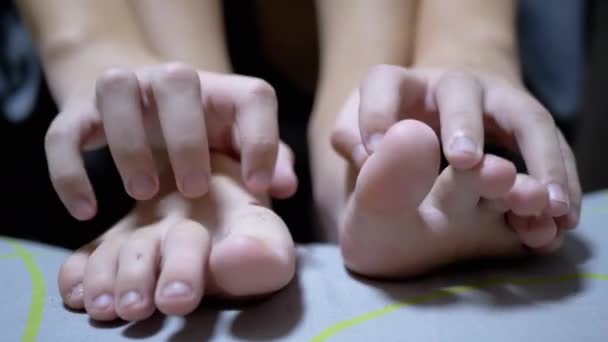 Mani da bambino Massaggio Pelle delle dita dei piedi, e mignoli. Primo piano. Auto-massaggio — Video Stock