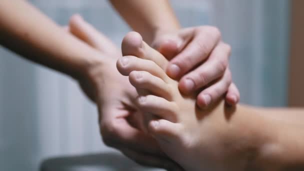 Masör Eller Masaj Odasında Bir Çocuğun Bacaklarına Masaj Yap. Kapatın. Büyüt — Stok video