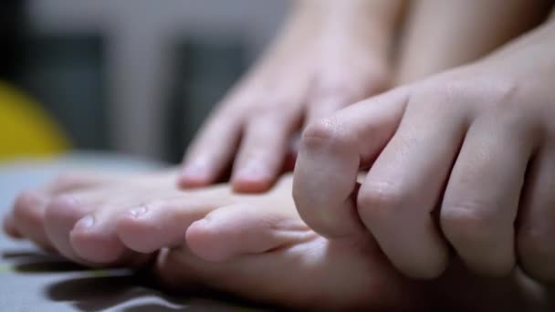 孩子们用手按摩脚趾和小指的皮肤。特写。自我按摩 — 图库视频影像