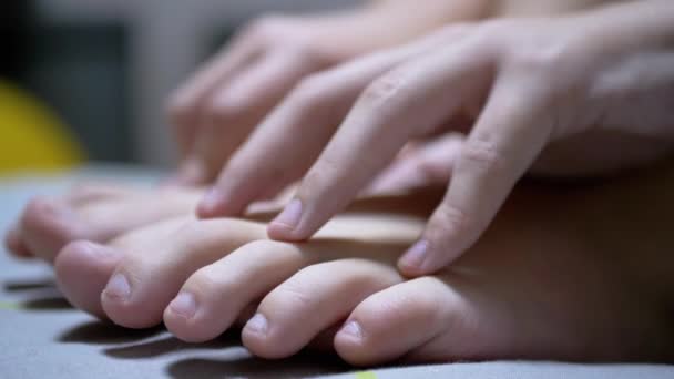 Kinderhände massieren Haut an den Zehen und kleine Finger. Nahaufnahme. Selbstmassage — Stockvideo