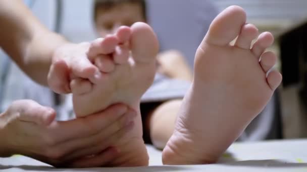 Masseur Mains Massage des jambes d'un enfant dans une salle de massage. Ferme là. Zoom — Video