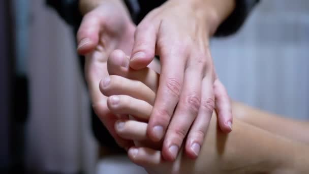 Masseur Mains Massage des jambes d'un enfant dans une salle de massage. Ferme là. 4K — Video