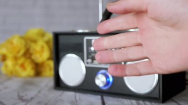 Stereo Teyp Çalarken Ritmik Dans Eden El Hareketleri. Parmaklar bulanık, avuçlar bulanık arka planda çiçekler masanın üzerinde, radyo, alıcı, teyp. Disko