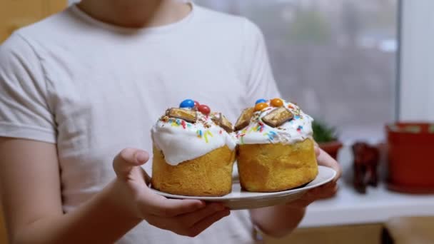 Boy Berdiri Dapur Memegang Dua Kue Paskah Atas Lempeng Close — Stok Video