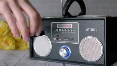 Kadın Eller USB USB belleği bir radyonun bağlantısına bağlıyor, Oyuncu. Müzik dosyalarını dinlemek, MP3 'ü modern bir stereo teypte taşınabilir USB bellek kullanarak tuşlar, hoparlörler....