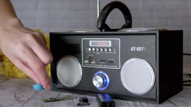 Kadın Eller USB USB belleği bir radyonun bağlantısına bağlıyor, Oyuncu. Müzik dosyalarını dinlemek, MP3 'ü modern bir stereo teypte taşınabilir USB bellek kullanarak tuşlar, hoparlörler....