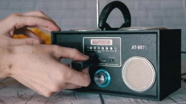 Bir Radyonun Bağlantısı 'ndan USB USB bellek çıkaran Kadın Eller, Oyuncu. Müzik dosyalarını dinlemek, MP3 'ü modern bir stereo teypte taşınabilir USB bellek kullanarak tuşlar, hoparlörler....