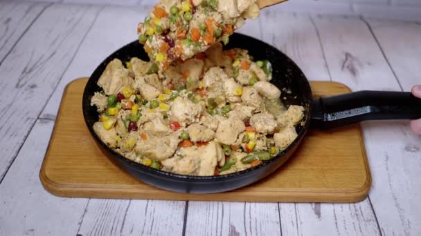 Female Hand Mixing Fried Chicken Meat Met Groenten Een Koekenpan — Stockvideo