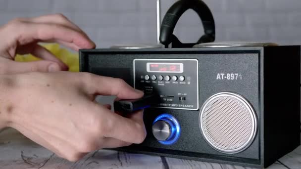 Γυναικεία Χέρια Συνδέοντας Ένα Usb Flash Drive Connector Radio Player — Αρχείο Βίντεο